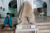 Повредена статуя в музея в Кабул